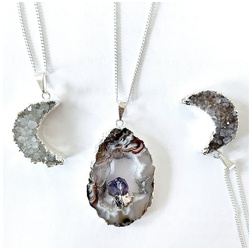 Crystal and Sage Jewelry Kette mit Anhänger Achat Edelsteinkette mit Achatscheibe und kleinem Amethyst silberfarben