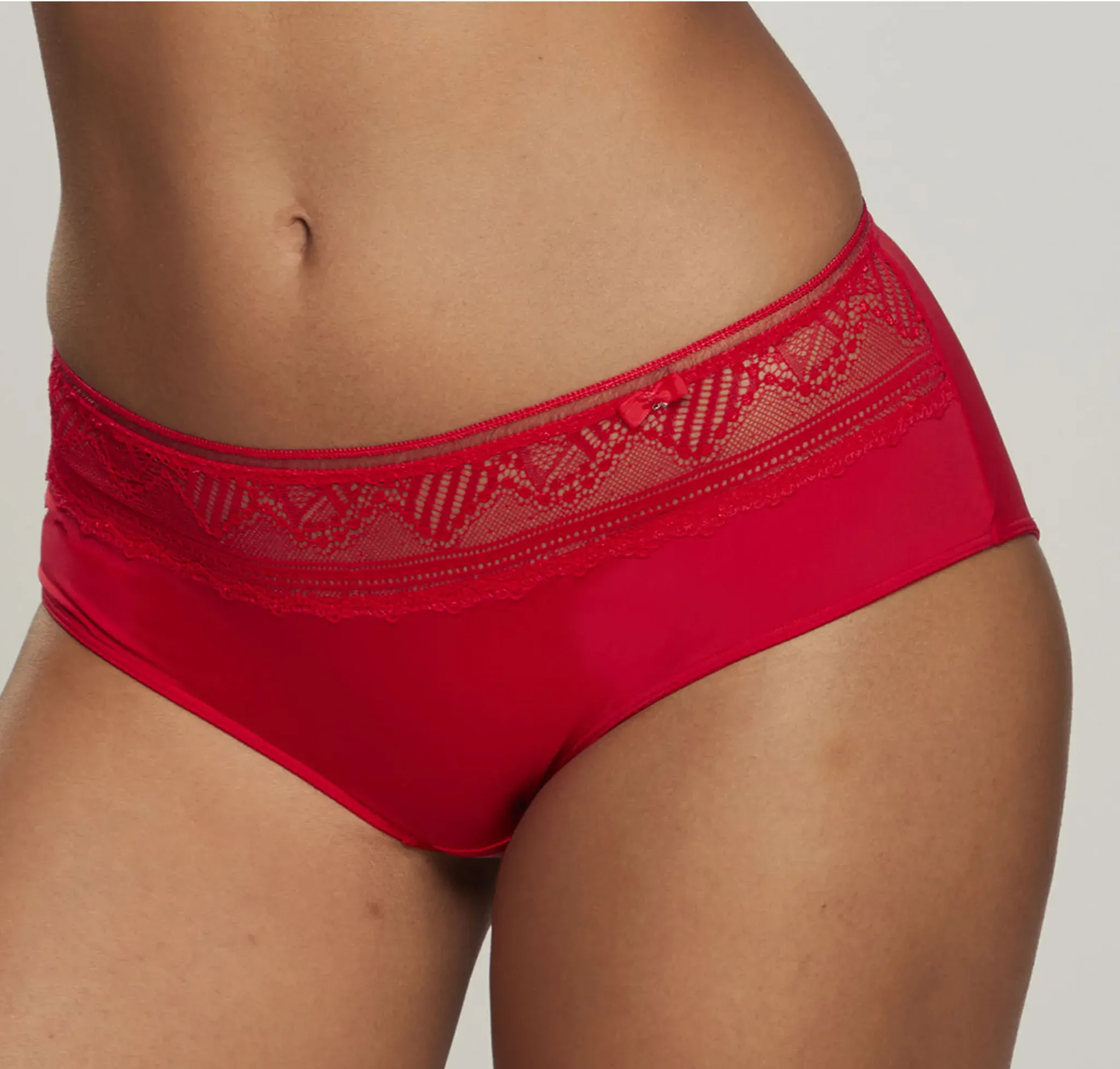 LASCANA Panty »Tiziana«, mit Spitze anteilig aus recyceltem Polyamid LASCANA rot 44/46