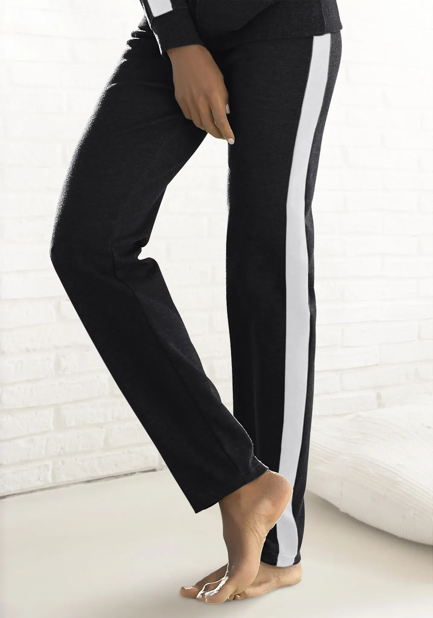 Loungehose BENCH. LOUNGEWEAR, Damen, Gr. 56/58, N-Gr, schwarz-weiß (schwarz, weiß), Jersey, Obermaterial: 60% Baumwolle, 40% Polyester, unifarben mit Farbeinsatz, bequem lang, Hosen Loungehose, mit Seitenstreifen und geradem Bein, Loungewear