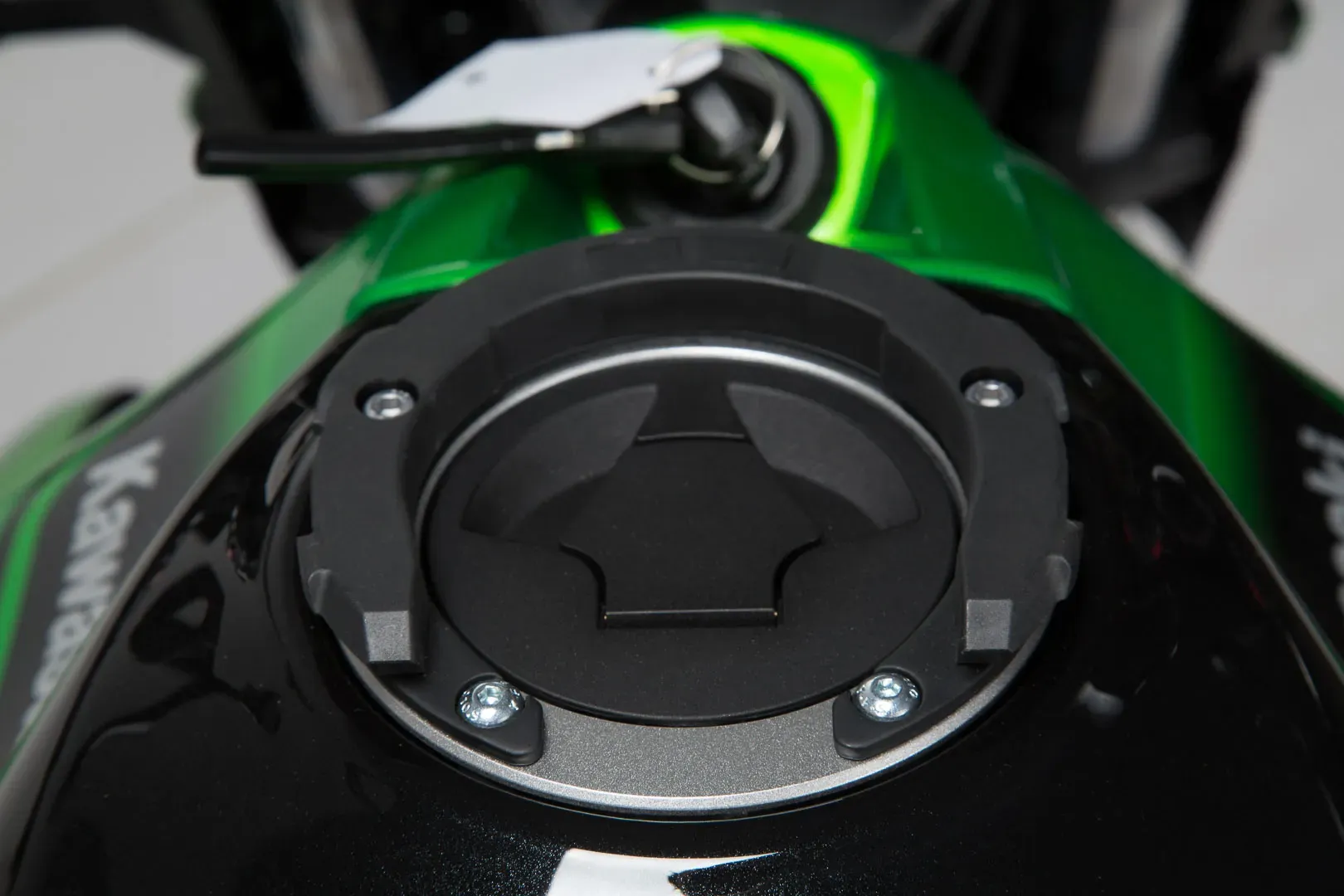 SW-Motech EVO Tankring - Schwarz. Kawasaki-Modelle. Tank mit 5 Schrauben.