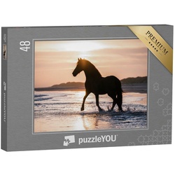 puzzleYOU Puzzle Pferd trabt frei am Strand gegen das Abendlicht, 48 Puzzleteile, puzzleYOU-Kollektionen Pferde, Friesenpferde