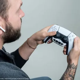 Nacon Adapter 3.0 USB-C Stecker auf USB-A Buchse, kompaktes Design.