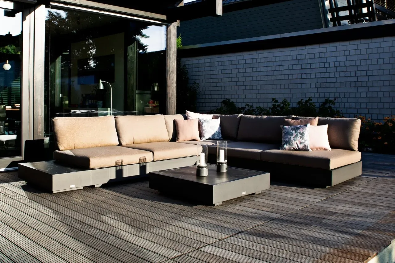 Jati & Kebon Set Loungesystem Bari VIII - Bestehend aus: 1 x 3 und 1 x 2-Sitzer, 5 x Sitz- und Rückenkissen, 1 x Eck-Er...