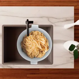 Relaxdays Sieb mit Schüssel, Kunststoff, Obst & Gemüse waschen, Nudeln abgießen, Rührschüssel, Griffe, transparent/weiß