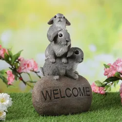 Gartenfigur Welcome - 3 Häschen auf Stein - Dekofigur - H: 26cm - Polyresin - gr...