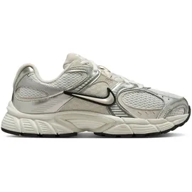 Nike V5 RNR Sneaker Damen summit white/lt orewood brn-sail-black 35.5
