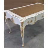 Casa Padrino Schreibtisch Luxus Barock Schreibtisch Weiß / Gold - Prunkvoller handgefertigter Massivholz Bürotisch mit Glasplatte - Barock Büromöbel - Luxus Qualität - Made in Italy