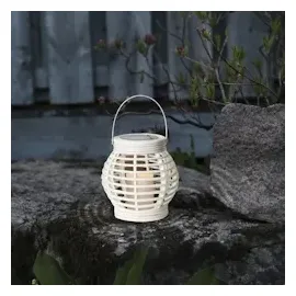 StarTrading STAR TRADING LED Solar Laterne mit LED Kerze in Korboptik Lichtsensor H: 16cm