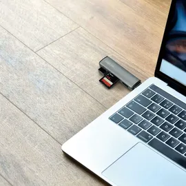 Logilink USB 3.2 (Gen2) 2-Port Hub mit Kartenleser für microSD- und SD-Karten, Aluminiumgehäuse, mit eingebautem SD-Kartenleser, mit Status-LEDs Spacegrau