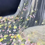 Vayliro 2 Yards Tüllstoff Breit 130 cm Rosen Bestickter Tüllstoff Stickerei Stoff mit Blumenmuster Gestickte Blumenstoff Netzstoff Dekostoff Kleiderstoff Abendkleidstoff für DIY Handwerk,Gelb