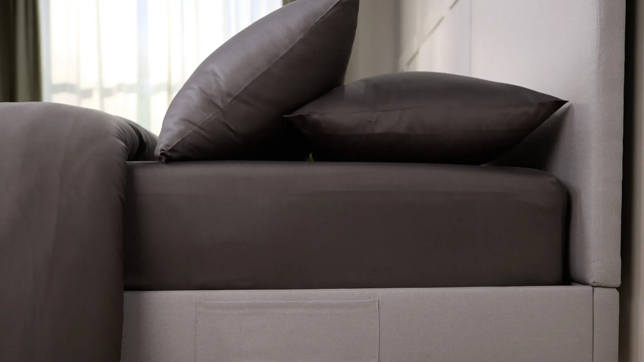 Emma Silken Satin Spannbettlaken  | Dunkelgrau | 140x200cm