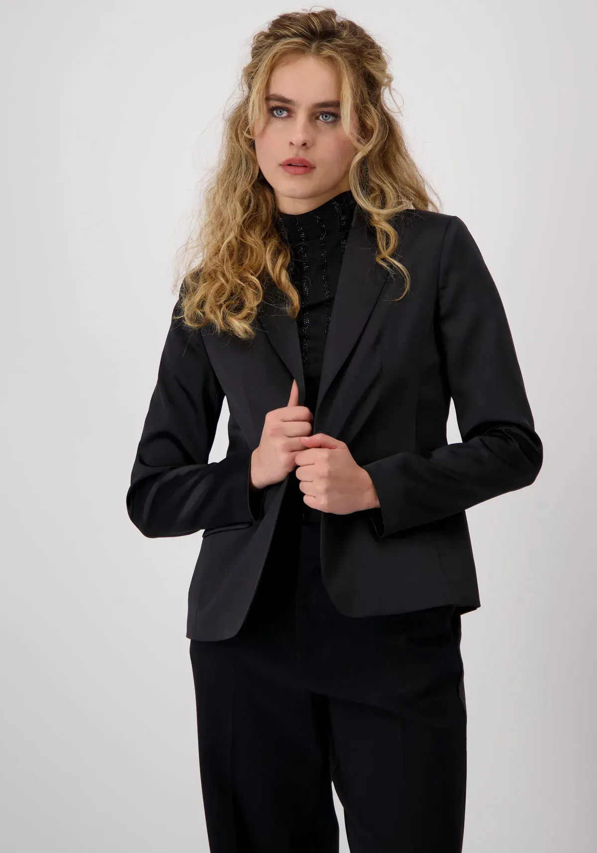 Kurzblazer MONARI Gr. 40, schwarz Damen Blazer mit aufgesetzten Pattentaschen