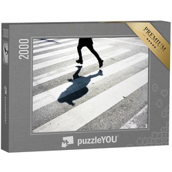 puzzleYOU Puzzle Zebrastreifen mit rennendem Kind, schwarz-weiß, 2000 Puzzleteile, puzzleYOU-Kollektionen Fotokunst