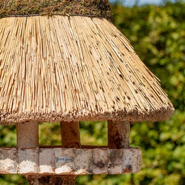 Voss.garden Vogelvilla XL Föhr mit Reetdach, Naturbelassene Birke 54cm große Futterplatte, Vogelfutterstation Futterhaus Vogelhaus Vogelhäuschen