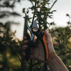 Fiskars Plus PowerLever Bypass-Gartenschere P721, Bypassschere, Zweigschere, Gartenwerkzeug, Stahl, FiberComp-Kunststoff, Orange, 1057170