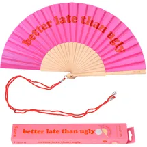 Fisura – Moderner Holzfächer mit der Aufschrift better late than ugly“. Farbenfrohes, originelles Design, rosa-roter Handventilator mit Aufhänger. Maße: 42,5 x 23 cm