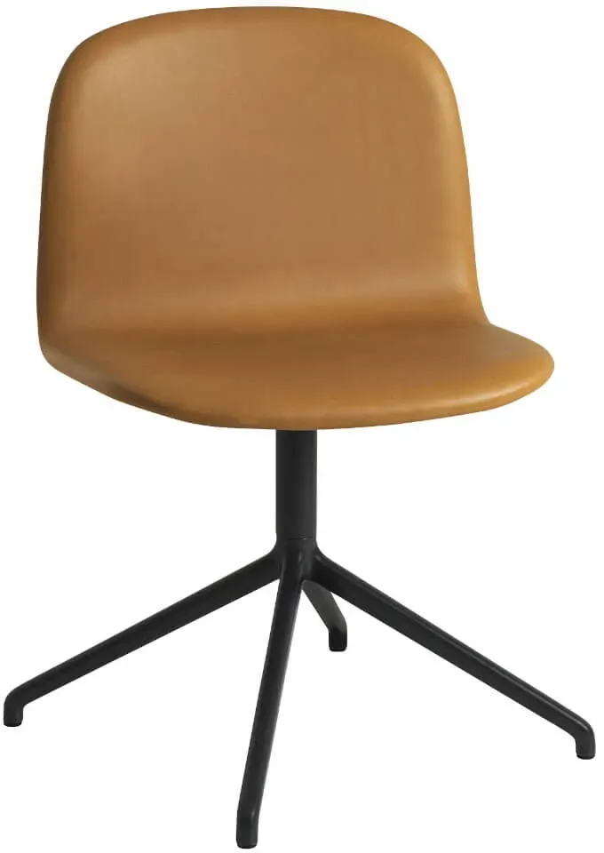 Muuto Visu Wide Chair, swivel base, refine leder cognac / schwarz