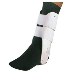 Thuasne Ligacast Anatomic Sprunggelenkorthese weiß mit Luft-Wabenpolster und Klettverschluss 1 St weiss