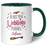 GRAVURZEILE Bedruckte Tasse mit Spruch - Du bist mein Lieblingsmuggel - Personalisiert mit Namen - Tasse mit Spruch als Geschenk für Fantasy Fans - Zauberhafte Geschenke - Farbe: Grün mit Name