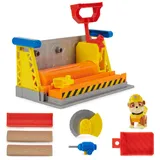 Rubble & Crew - Werkstatt Spielset mit 2 Werkzeug-Aufsätzen, 1 Rubble Hundefigur, 85g Kinetic Sand Build-it Sand und 1 Sandform, Spielzeug geeignet für Kinder ab 3 Jahren