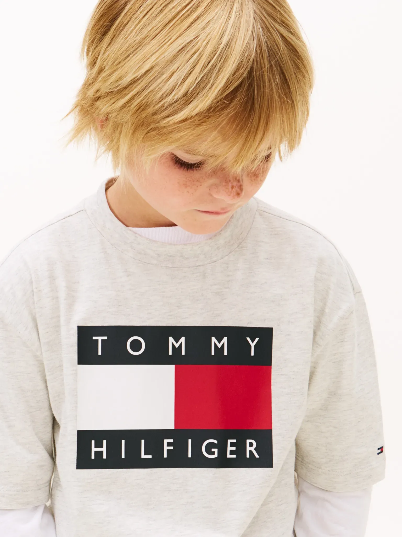 T-Shirt TOMMY HILFIGER, Jungen, Gr. 92, light grau heather, Single Jersey, Obermaterial: 100% Baumwolle, meliert, regular fit normal, Rundhals, eingesetzt abgesteppte Kante, Shirts T-Shirt, Regular fit, für Kinder bis 16 Jahre, Print