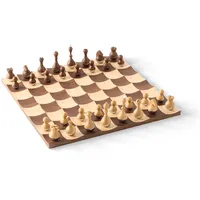 Umbra Wobble Schach Set mit vertieften Spielfeldern aus hochwertigem Ahorn- und Walnussholz, 38 x 38 x 11 cm