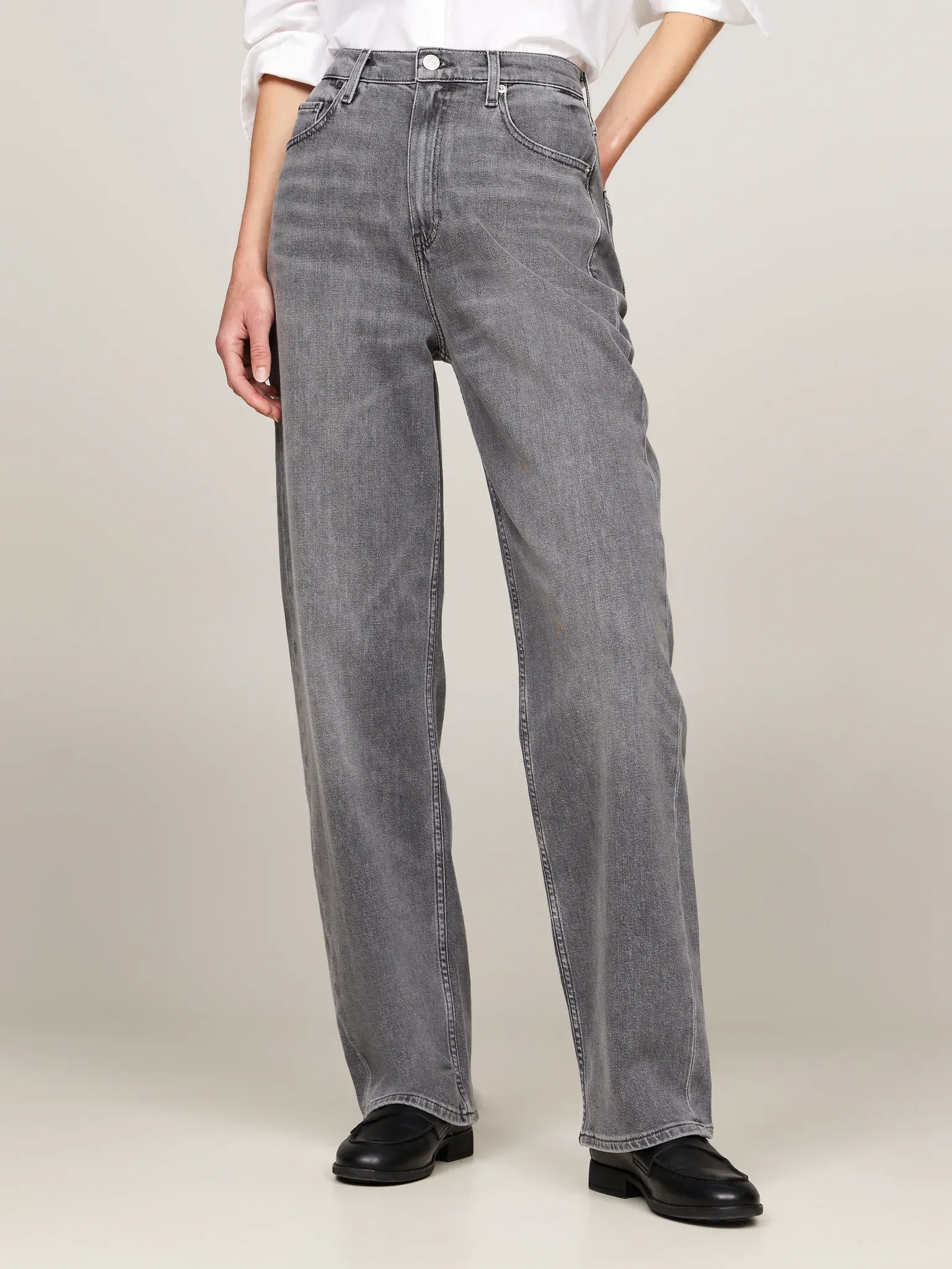 Straight-Jeans TOMMY HILFIGER "RELAXED STRAIGHT HW GER", Damen, Gr. 30, Länge 32, grau (ger), Denim/Jeans, Obermaterial: 79% Baumwolle, 20% Lyocell, 1% Elasthan, unifarben, casual, straight fit, Jeans, mit Tommy Hilfger Logo-Badge