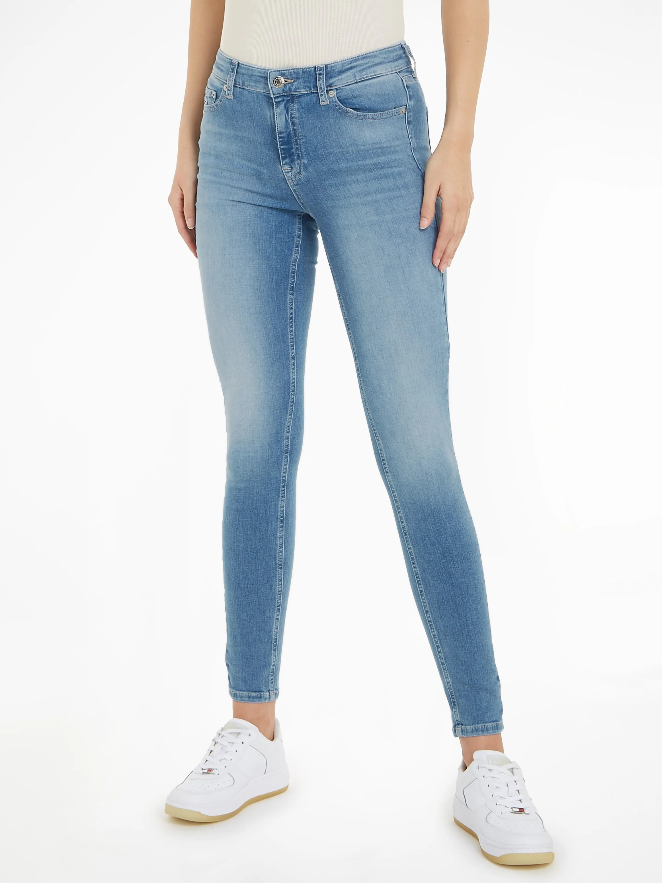 Bequeme Jeans TOMMY JEANS "Nora" Gr. 28, Länge 30, blau (denim light) Damen Jeans mit Ledermarkenlabel