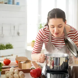 Relaxdays Salzbehälter mit Deckel & Löffel, 2 Fächer, Bambus, Gewürzbehälter, HxD 6,5 x 12,5 cm, Magnetverschluss, Natur