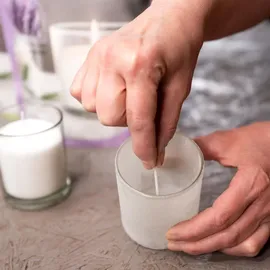 buttinette Lavendel Duftkerze 400 g weiß