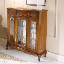 Vitrine im italienischen Design Nussbaumfarben