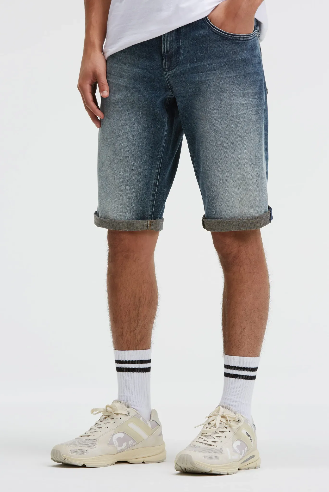 Jeansshorts CAMP DAVID, Herren, Gr. 40, Kurz, blau, Denim/Jeans, Material: 81% Baumwolle, 18% Polyester, 1% Elasthan, Zusatz: Enthält nichttextile Teile tierischen Ursprungs (Badge), Abriebeffekte, slim fit, Jeans Jeansshorts, mit Turn-Up Saum
