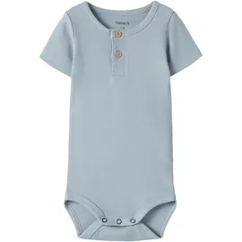 NAME IT Kurzarmbody NAME IT "NBMKAB SS BODY NOOS", Jungen, Gr. 62, N-Gr, blau fog, Jersey, Obermaterial: 57% Baumwolle, 38% Modal, 5% Elasthan, regular fit normal, Rundhals, Bodys, Baumwollmischung, Kurzarm, Knopf-Details