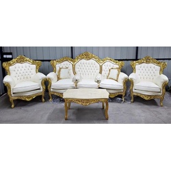 Casa Padrino Barock Wohnzimmer Set Weiß / Gold - 1 Barock Kunstleder Sofa & 2 Barock Kunstleder Sessel - Wohnzimmer Möbel im Barockstil - Barock Möbel - Barock Wohnzimmer Einrichtung