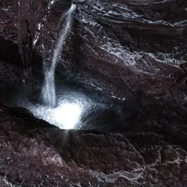 Blumfeldt Stonehenge Solarbrunnen, inkl. Solarpanel, Lithium-ionen-akku (ca. 5h Laufzeit), Led-beleuchtung, Polyresin frostbeständig, für drinnen und draußen Grau