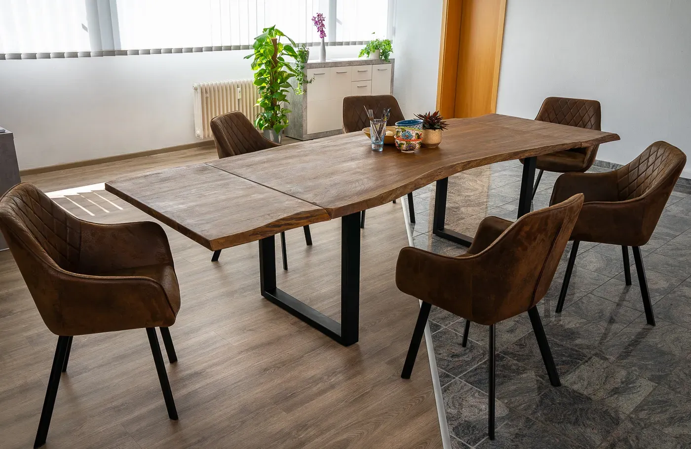 Baumkantentisch nougat 180(280)x90cm mit Ansteckplatten U-Gestell schwarz  BARCELONA