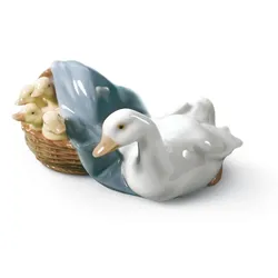 Casa Padrino Luxus Porzellan Skulptur Ente mit Nachwuchs Mehrfarbig 9 x H. 6 cm - Hangefertigte & Handbemalte Deko Figur