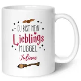 GRAVURZEILE Bedruckte Tasse mit Spruch - Du bist mein Lieblingsmuggel - Personalisiert mit Namen - Tasse mit Spruch als Geschenk für Fantasy Fans - Zauberhafte Geschenke - Farbe: Weiß mit Name