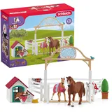 SCHLEICH 42458 Horse Club Hannahs Gastpferde mit Hündin Ruby, 33 Teile Spielset mit 2X Pferde Figur, 1x Hunde Figur und Zubehör, Spielzeug für Kinder ab 5 Jahren