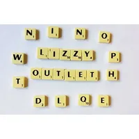 Lizzy® Scrabble-Spielsteine aus hochwertigem Kunststoff, Schwarz auf elfenbeinfarben, 100 Stück