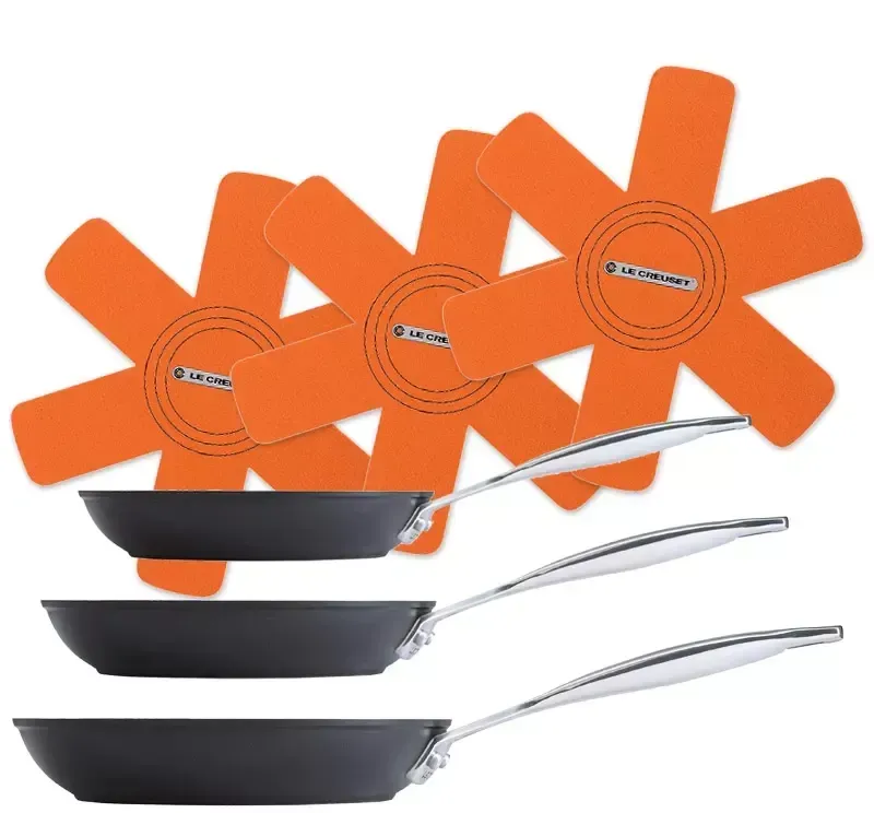 Le Creuset Bratpfanne 3er Aktion-Set Alu flach antihaft + Pfannenschutz