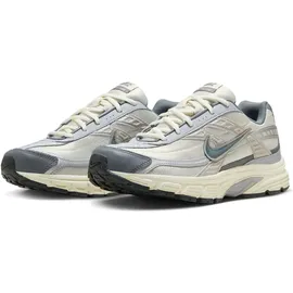 Nike Initiator Herren Light Bone / Smoke Grey-Coconut Milk 44