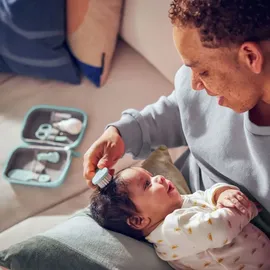 Philips AVENT Babypflege-Set – Starter-Set mit 9 Zubehörteilen: Nagelknipser, Schere, 3 Nagelfeilen, Kamm, Haarbürste, Nasensauger und Fingerzahnbürste (Modell SCH401/00)
