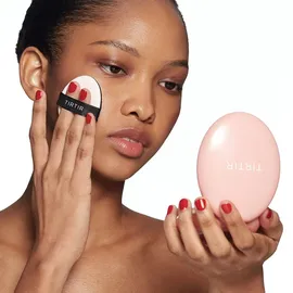 TIRTIR Mask Fit All Cover Pink Cushion Foundation | Hohe Deckkraft, Samtig-Mattes Finish, Leicht, Makelloses Ergebnis, Neutralisiert Rötungen, Koreanisches Cushion-Make-up (0,63 Fl Oz), 23N Sand