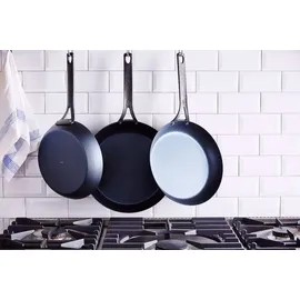 B&K BK Black Steel Bratpfanne aus Kohlenstoffstahl, Geeignet für Induktion, Backofen- und Bratrostsicher bis 350C, Langlebig und Professionell, Schwarz
