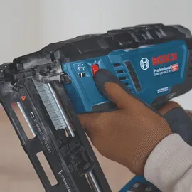 Bosch GNH 18V-64-2 M Professional Akku Holznagler 18 V 1,6 x 32 - 64 mm mit 1x Akku 4,0 Ah + Ladegerät