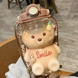 1000 ml Kawaii-Bär-Wasserflasche mit Strohhalm, große Kawaii-Bären-förmige Wasserflasche mit Schultergurt, tragbarer Bär, niedliche Trinkflasche für Schulreisen