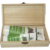 Dusch-/Haarshampoo und  Zirbenhandcreme in einer Holzschatulle mit Zirbenspänen