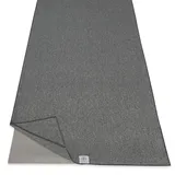 Gaiam Yoga-Handtuch – Mattengröße, rutschfest, feuchtigkeitsableitend, schweißabsorbierend, Mikrofaser, Hot-Yoga-Handtuch für Damen und Herren | Stay-Put-Ecktaschen (177,8 cm lang x 66 cm breit), grau