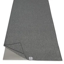 Gaiam Yoga-Handtuch – Mattengröße, rutschfest, feuchtigkeitsableitend, schweißabsorbierend, Mikrofaser, Hot-Yoga-Handtuch für Damen und Herren | Stay-Put-Ecktaschen (177,8 cm lang x 66 cm breit), grau